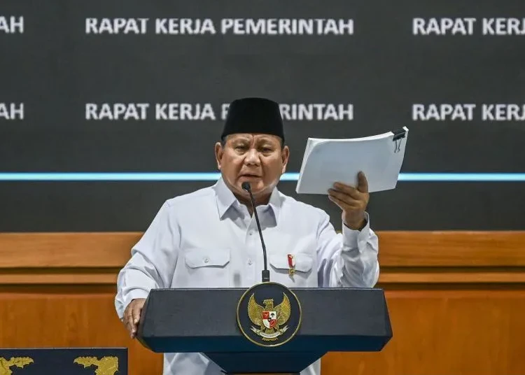 presiden prabowo beri taklimat saat pimpin rapat kerja