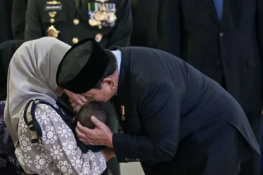 presiden prabowo subianto mencium kening anak prajurit tni yang gugur dalam misi perdamaian unifil di lebanon