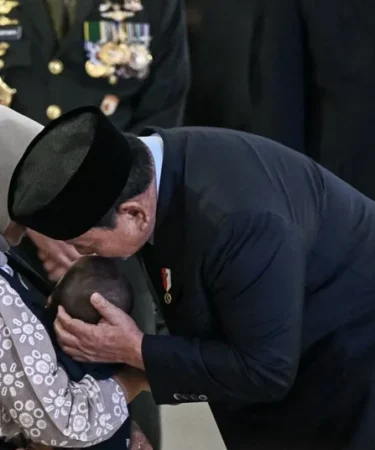 presiden prabowo subianto mencium kening anak prajurit tni yang gugur dalam misi perdamaian unifil di lebanon