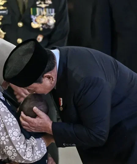 presiden prabowo subianto mencium kening anak prajurit tni yang gugur dalam misi perdamaian unifil di lebanon