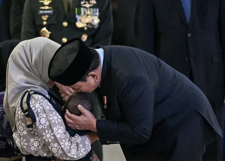 presiden prabowo subianto mencium kening anak prajurit tni yang gugur dalam misi perdamaian unifil di lebanon