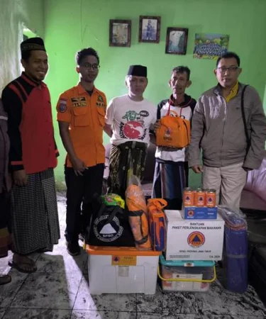 bpbd jember bantu warga korban kebakaran