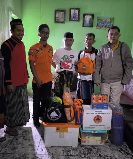 BPBD Jember Tangani Kebakaran Rumah di Banjarsengon, Diduga Akibat Gas Bocor 4 bpbd jember bantu warga korban kebakaran