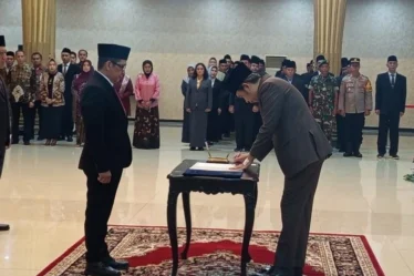 bupati jember muhammad fawait melantik direktur perumda perkebunan kahyangan