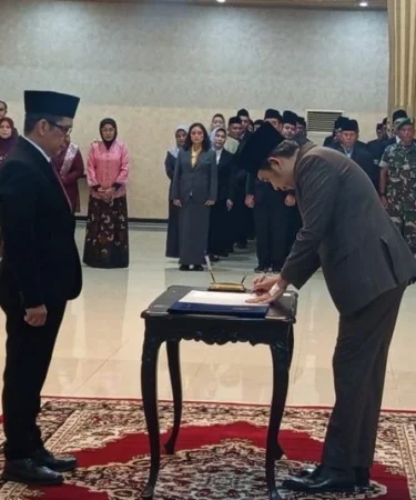 bupati jember muhammad fawait melantik direktur perumda perkebunan kahyangan