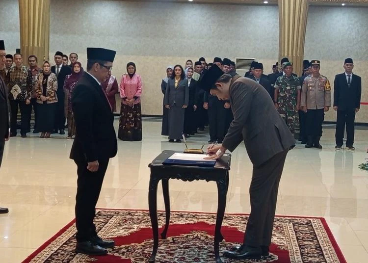bupati jember muhammad fawait melantik direktur perumda perkebunan kahyangan