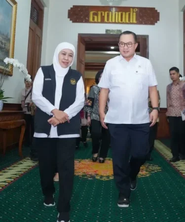 gubernur jatim khofifah indar parawansa dan kepala brin arif satria