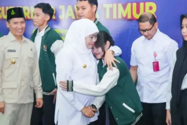 gubernur jatim khofifah indar parawansa melepas lulusan smk magang kerja di luar negeri 750x536 1