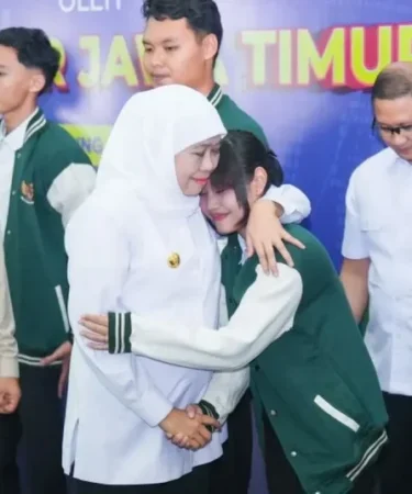 gubernur jatim khofifah indar parawansa melepas lulusan smk magang kerja di luar negeri 750x536 1