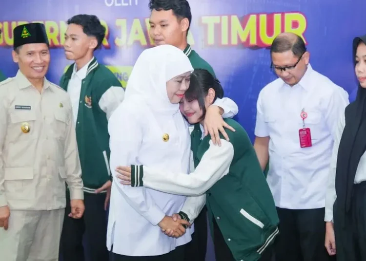 gubernur jatim khofifah indar parawansa melepas lulusan smk magang kerja di luar negeri 750x536 1