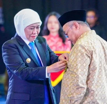 gubernur jatim khofifah indar parawansa menganugerahkan lencana jer basuki mawa beya pada mendikdasmen