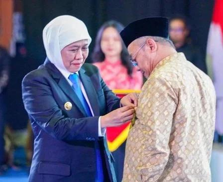 gubernur jatim khofifah indar parawansa menganugerahkan lencana jer basuki mawa beya pada mendikdasmen