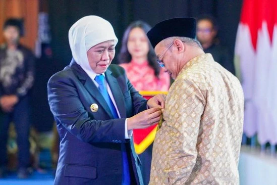 gubernur jatim khofifah indar parawansa menganugerahkan lencana jer basuki mawa beya pada mendikdasmen