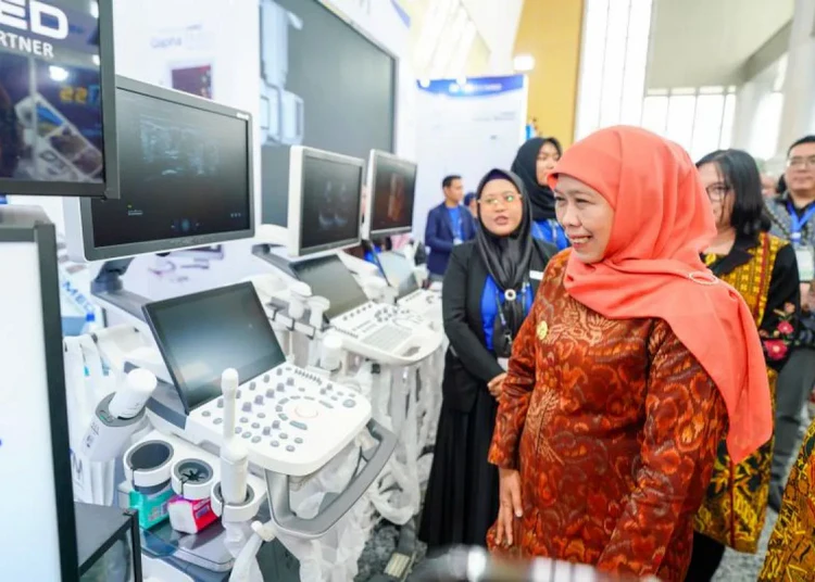 Khofifah Dorong Rumah Sakit di Jatim Adaptif terhadap AI dan Teknologi Kesehatan 1 gubernur jatim khofifah indar parawansa tinjau surabaya hospital expo xx 2026