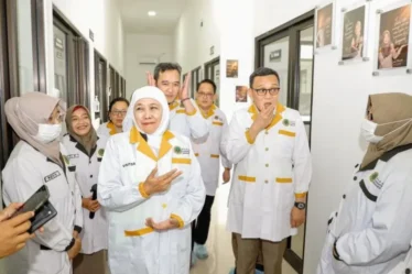 gubernur jatim khofifah resmikan instalasi karantina terpadi jatim hub 750x536 1
