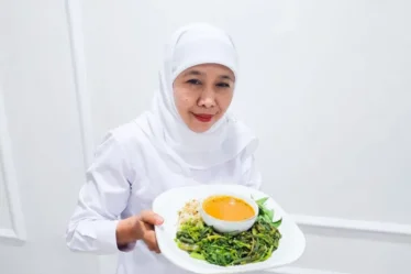 gubernur jawa timur khofifah indar parawansa tunjukkan pecel