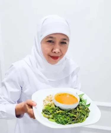 gubernur jawa timur khofifah indar parawansa tunjukkan pecel