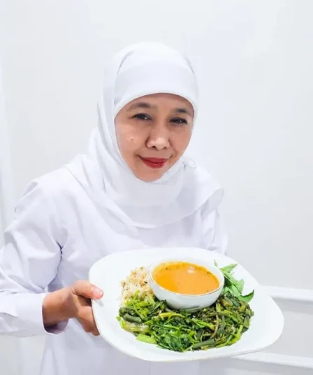 Khofifah Bangga Pecel Jatim Masuk 7 Besar Salad Terbaik Dunia 2026 Versi TasteAtlas 5 gubernur jawa timur khofifah indar parawansa tunjukkan pecel