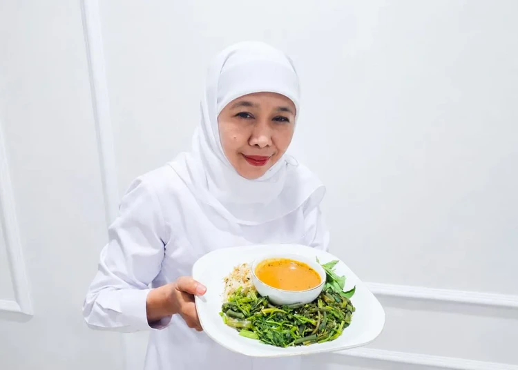gubernur jawa timur khofifah indar parawansa tunjukkan pecel