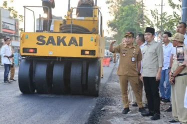 gus fawait tinjau perbaikan jalan provinsi di kencong 750x536 1