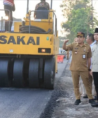 gus fawait tinjau perbaikan jalan provinsi di kencong 750x536 1