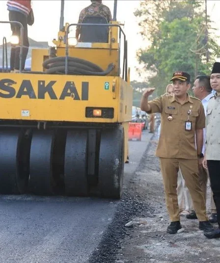Gus Fawait Tinjau Progres Perbaikan Jalan Provinsi di Kencong 5 gus fawait tinjau perbaikan jalan provinsi di kencong 750x536 1