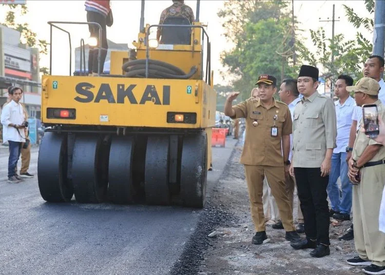 gus fawait tinjau perbaikan jalan provinsi di kencong 750x536 1