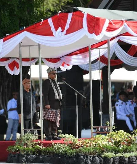 mendikdasmen abdul muti pimpin upacara hardiknas 2026