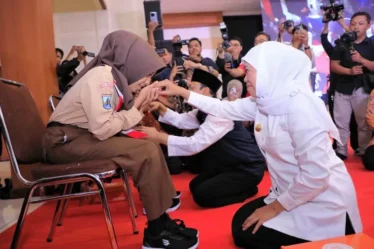 siswa cium tangan gubernur jatim khofifah indar parawansa 750x536 1