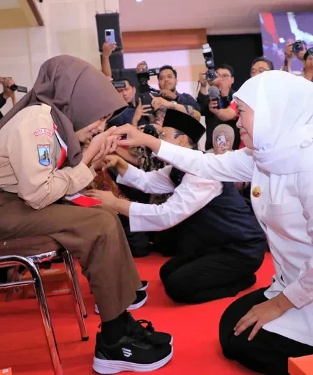 siswa cium tangan gubernur jatim khofifah indar parawansa 750x536 1