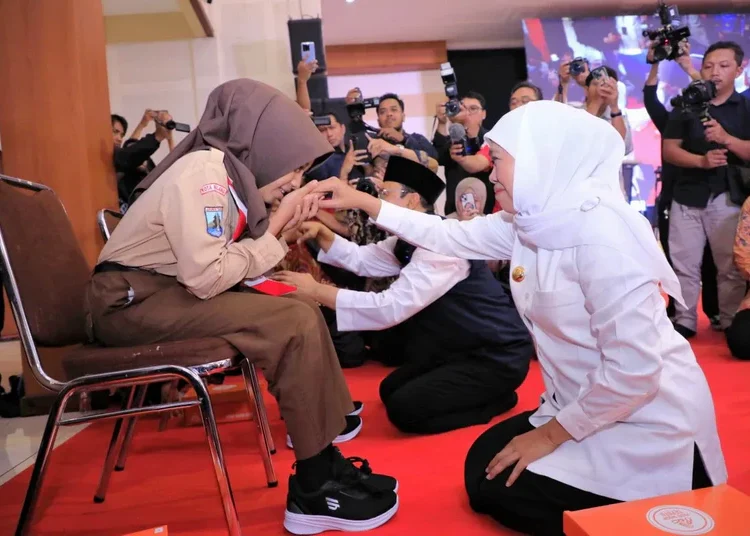 siswa cium tangan gubernur jatim khofifah indar parawansa 750x536 1
