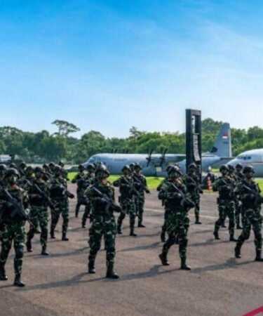 Kemhan pamerkan pasukan ahli drone kamikaze saat defile di Lanud Halim 750x536 1