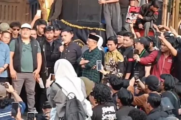 anggota dprd kota malang temui demonstran