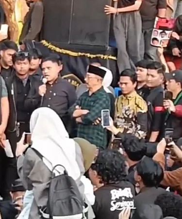 anggota dprd kota malang temui demonstran