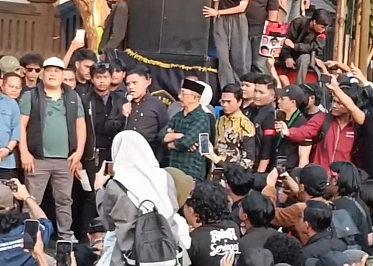 anggota dprd kota malang temui demonstran