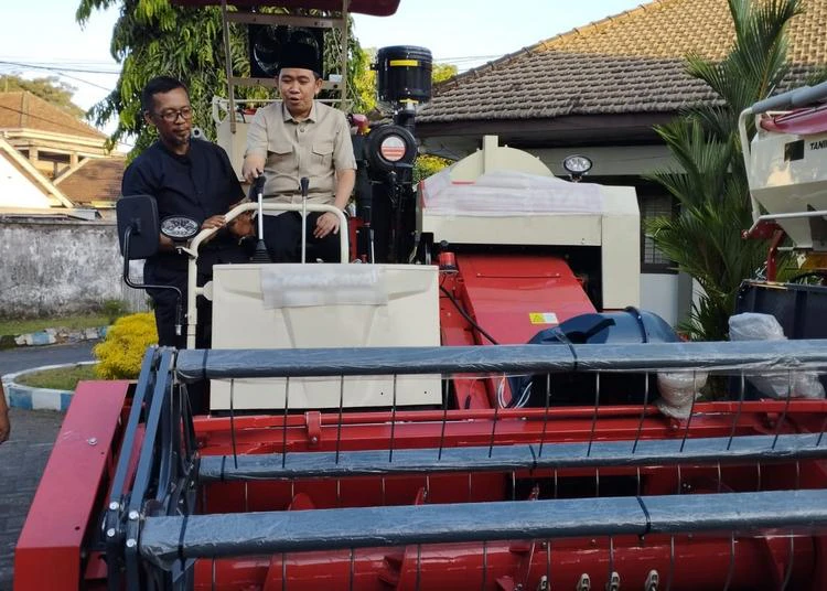 Gus Fawait Dorong Regenerasi Petani Muda di Jember untuk Perkuat Pertanian Modern 1 bupati jember coba alsintan