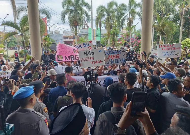 Ribuan Massa FMJM Kepung DPRD Jember, Dukung Program Prabowo dan Desak Evaluasi Tata Kelola MBG 1 demo fmjm di dprd jember