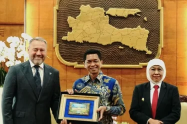 gubernur jatim khofifah indar parawansa menerima audiensi ketua dewan legislatif st petersburg dan rektor its 750x536 1