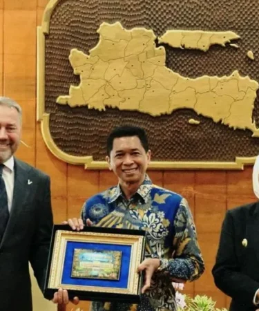 gubernur jatim khofifah indar parawansa menerima audiensi ketua dewan legislatif st petersburg dan rektor its 750x536 1