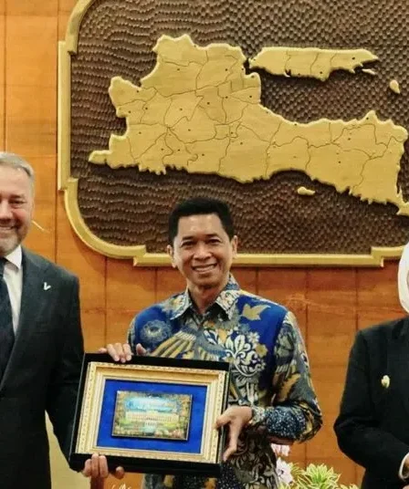 Jatim Gandeng Rusia dan ITS Kembangkan Kapal Cepat untuk Transportasi Antarpulau 3 gubernur jatim khofifah indar parawansa menerima audiensi ketua dewan legislatif st petersburg dan rektor its 750x536 1