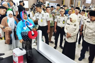 gubernur jatim khofifah indar parawansa meninjau immigration seamless process coridor gate di asrama haji surabaya