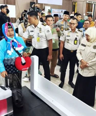 gubernur jatim khofifah indar parawansa meninjau immigration seamless process coridor gate di asrama haji surabaya