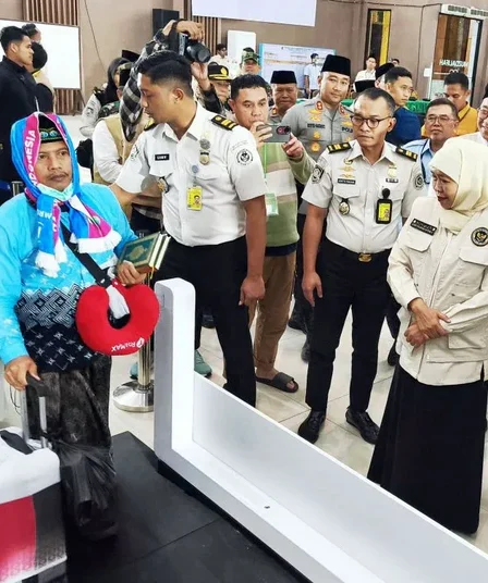 Jemaah Haji Debarkasi Surabaya Kini Tak Perlu Antre Imigrasi, Cukup Scan Iris Mata 5 gubernur jatim khofifah indar parawansa meninjau immigration seamless process coridor gate di asrama haji surabaya