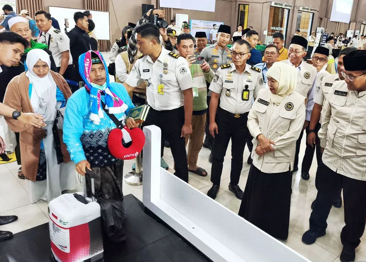 Jemaah Haji Debarkasi Surabaya Kini Tak Perlu Antre Imigrasi, Cukup Scan Iris Mata 1 gubernur jatim khofifah indar parawansa meninjau immigration seamless process coridor gate di asrama haji surabaya