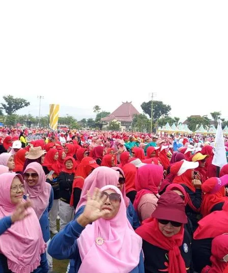Ribuan Lansia Padati Alun-Alun Jember, Pemkab Tegaskan Komitmen ‘Gus Bupati Cinta Lansia’ 8 lansia jember hari lanjut usia nasional
