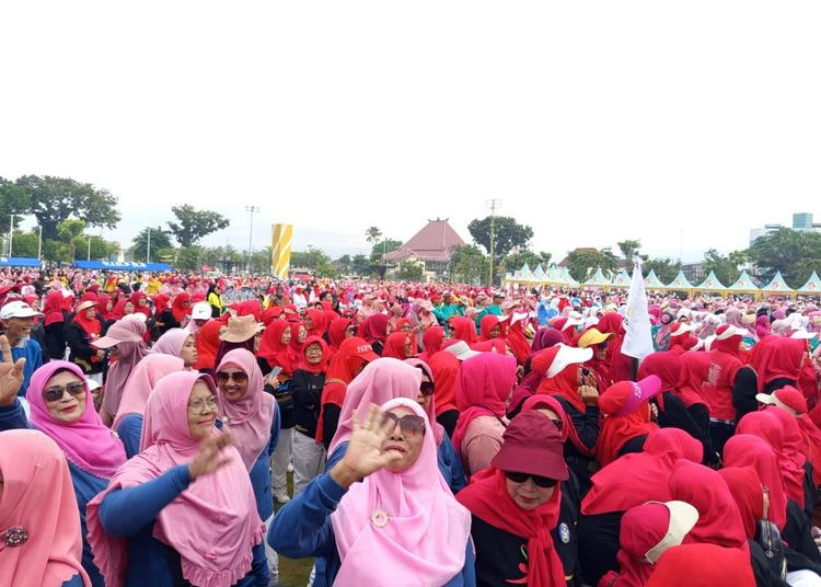 Ribuan Lansia Padati Alun-Alun Jember, Pemkab Tegaskan Komitmen ‘Gus Bupati Cinta Lansia’ 1 lansia jember hari lanjut usia nasional