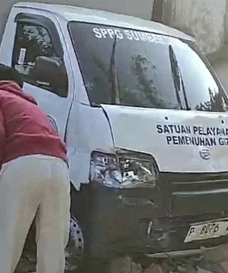 Diduga Salah Injak Gas, Mobil Distribusi SPPG Jember Hantam Tembok Dapur 3 mobil distribusi sppg tabrak tembok dapur 750x536 1