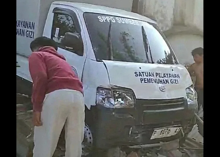mobil distribusi sppg tabrak tembok dapur 750x536 1