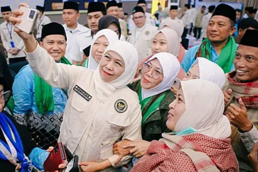 gubernir jatim khofifah indar parawansa sambut kepulangan jemaah haji