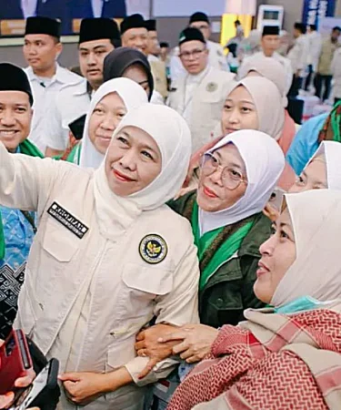 gubernir jatim khofifah indar parawansa sambut kepulangan jemaah haji